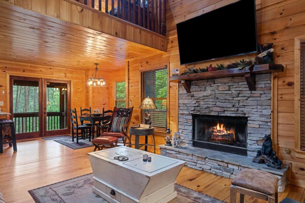 Lakeside Retreat Hot Tub Fishing Hiking * Ellijay