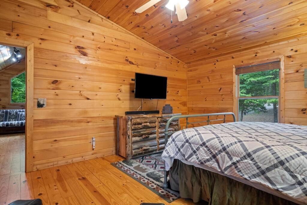 Lakeside Retreat Hot Tub Fishing Hiking Holiday home Ellijay