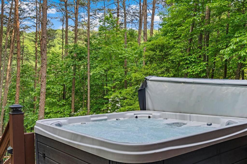 Holiday home Lakeside Retreat Hot Tub Fishing Hiking *