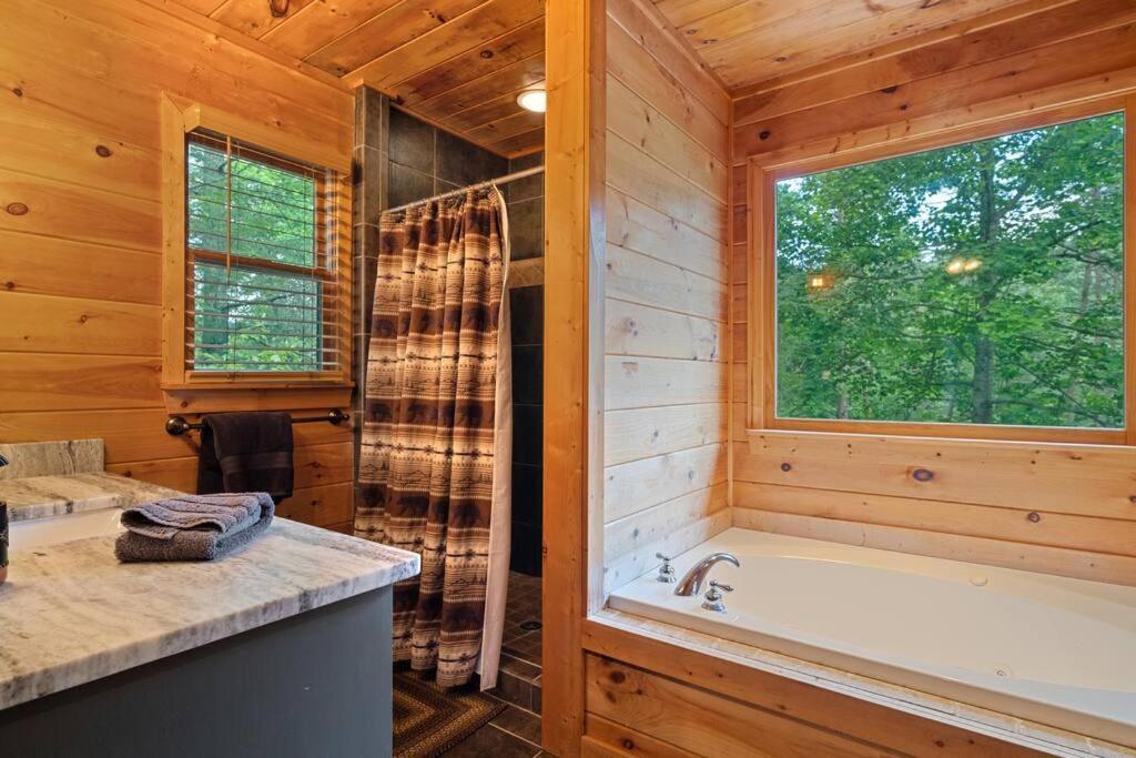 Lakeside Retreat Hot Tub Fishing Hiking Holiday home