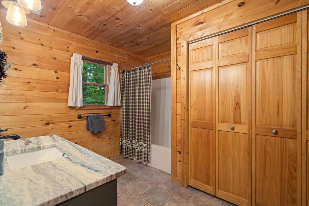 Lakeside Retreat Hot Tub Fishing Hiking Holiday home
