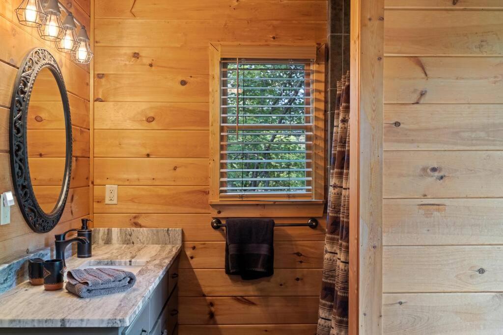 Lakeside Retreat Hot Tub Fishing Hiking Holiday home