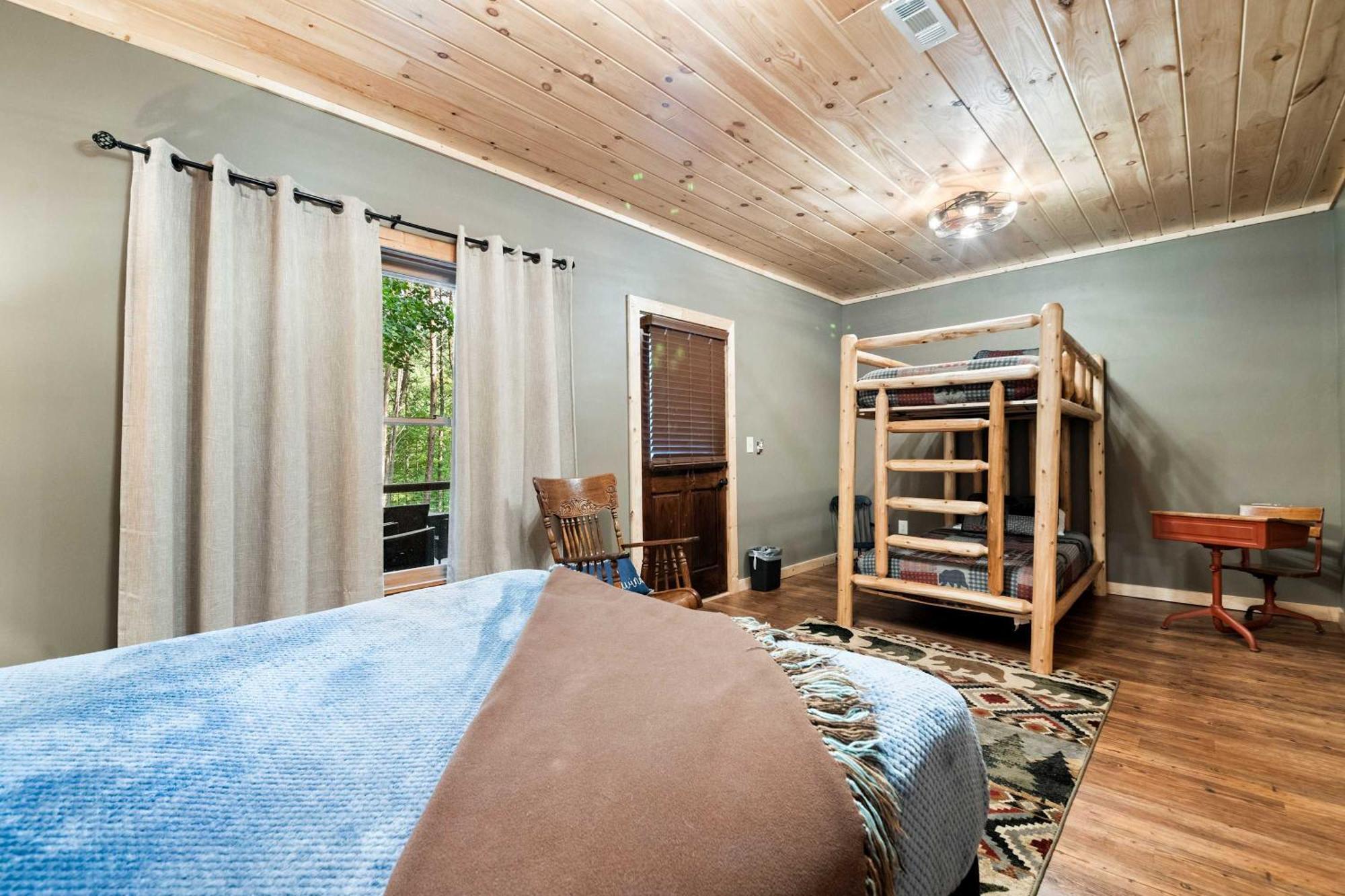 Lakeside Retreat Hot Tub Fishing Hiking * Ellijay